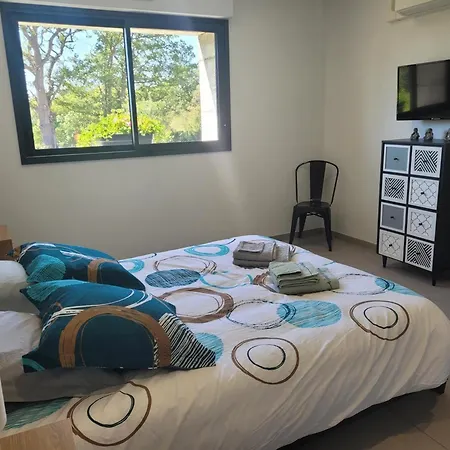 Confortable Avec Piscine Couverte Et A - Fr-1-489-483 * Couzon