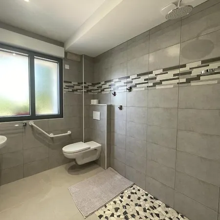 Confortable Avec Piscine Couverte Et A - Fr-1-489-483 *